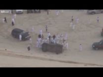 بالفيديو: حادث سيارة سوداء في الصحراء