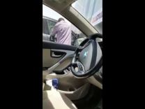 بالفيديو:طفل ووالدته يوثقان لصاً يهشم زجاج سيارة ويسرق “٦١ ألف ريال “