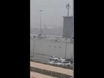 بالفيديو: لحظة انفجار مقدمة الطائرة الإماراتية بعد هبوطها بمطار دبي