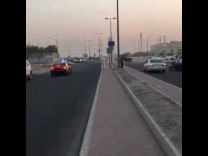 بالفيديو: كيس يتسبب في تعطل فرامل سيارة بالكويت ويؤدي لانقلابها