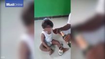 بالفيديو: أب يضحك وهو يسقي طفله الرضيع مشروب الخمر
