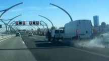 بالفيديو: سائق يتفاجأ بسيارة متعطلة وسط طريق سريع فيصطدم بها