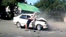 بالفيديو: تصادم مروّع يؤدي لتطاير سائقين من سيارتيهما في روسيا
