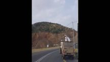 بالفيديو: سائق سيارة متهور يرقص على الطريق.. والمرور يقبض عليه