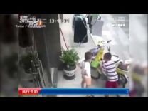 بالفيديو  … سقوط باب زجاجي ضخم على رأس طفل