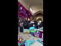 بالفيديو … متسوقات يشبعن رجل ضرباً بعد اكتشافهن تنكره بزي إمرأة في السوق