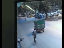 بالفيديو: ضحية حادث مروري تجاهله أكثر من 400 شخص