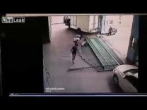 بالفيديو: باب حديدي ضخم يسحق رجلاً بعد اصطدام شاحنة به!