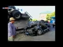 بالفيديو …. حادث مروع لخلاطة اسمنت تسحق سيارة بالكامل