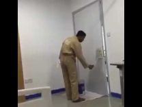بالفيديو: عامل يصبغ غرفة بمستشفى والمريض داخلها