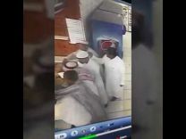 بالفيديو: ثلاثة اشخاص يسرقون محفظة رجل عند الخباز