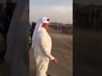 بالفيديو: متعب بن عبدالله يرفض تفقد قوات الحرس المشاركة في الحج بالسيارة ويصر على المشي اليهم