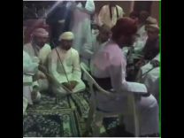 من العادات الغريبة في عٌمان.. العريس عندما يعقد قرانه على عروسته يتم جلده من الحاضرين