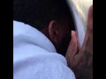 بالفيديو: شاهد “مغني راب” أمريكي شهير يبكي أثناء تقبيله الحجر الأسود