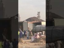 فيديو يكشف أسوأ طريقة لتوزيع الأضاحي بشوارع مكة
