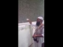 بالفديو … حاج يرمي الجمرات مع شرب القهوة