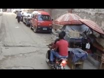 بالفيديو: سرقة حقيبة سيدة في وضح النهار بأحد الشوارع