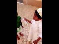 بالفيديو : طفل يصبغ شقيقه بالاخضر احتفالاً باليوم الوطني