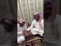 بالفيديو … ردة فعل شاب سعودي تفاجأ بوجود شخص يجلس بجانبه يشبهه تمامًا