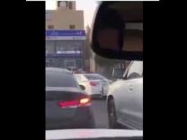 بالفيديو : مواطن يقدم بلاغاً عن دورية مرور تتجاوز خط الإشارة الحمراء