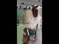 بالفيديو … سيدة إفريقية قدمت للسعودية وهي ترتدي هذا اللبس “فاهمه غلط”!