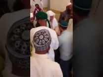 بالفيديو … بعد تبرك الحجاج به ..إمام مسجد يبرر : حاولت التهرب ولكن خشيت اعتبار سحب يدي تكبرا!