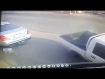 القبض على أحد المتهمين ظهر في مقطع فيديو وهو يقوم بحرق سيارة