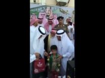 بالفيديو: مدير تعليم يدفع مُسناً أثناء تكريم الوزير لأحد الطلاب