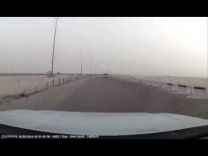 بالفيديو: سائق يفاجأ بشاحنة تقطع طريق السريع وينجو من التصادم بأعجوبة