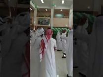 بالفيديو …. طلاب يرقصون على شيلات أثناء أداء زملائهم للصلاة يثير استياء المغردين