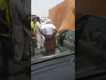 بالفيديو: سحق سيارة مرسيدس بسبب سقوط شاحنة عليها