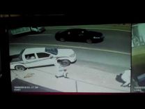 بالفيديو.. سيارة تقذِف سائقها في الهواء إثر حادث انقلاب