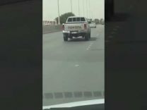 بالفيديو: مطاردة متهورة بين سيارتين يؤدي إلى انحراف إحداهن وعكسها للطريق