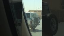 بالفيديو: سيارة دورية تقطع الإشارة.. ومدير المرور يتفاعل على “تويتر”