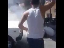 بالفيديو … مصري يشعل النار في نفسه أمام المارة بالإسكندرية احتجاجاً على غلاء الأسعار