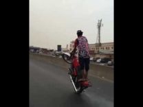 بالفيديو … مهايطي يستعرض بدراجته النارية لكن النهاية غير متوقعة!