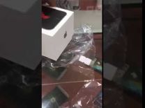 بالفيديو.. مواطن اشترى جهاز آيفون جديد ومغلف من شخص.. ولكن عندما فتحه شاهد ماذا وجد!