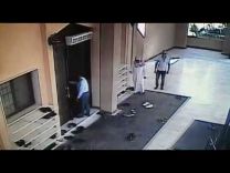 بالفيديو: شاب يسرق أحذية المصلين أكثر من مرة في مسجد