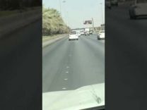 بالفيديو: مواطن يرصد سائق في حالة غير طبيعية يفقد السيطرة على سيارته في طريق سريع ويتسبب في كارثة