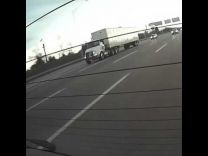 كاميرا موجودة في مؤخرة سيارة ترصد سائق شاحنة مشغول بالجوال.. فشاهد ماذا حدث!