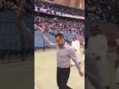 بالفيديو.. شاهد ردة فعل جمهور الهلال لحظة دخول “سامي الجابر” أرضية الملعب!