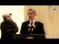 بالفيديو: ماذا يفعل هذا الشاب السعودي خلف أوباما؟
