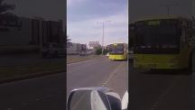 بالفيديو: المرور يتفاعل مع بلاغ عن سائق حافلة مدرسية يعكس الطريق