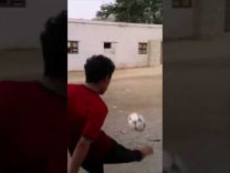 فيديو: على غرار والده المسن.. الابن يسدد كرة من بعيد ويصيب الهدف على طريقة بيكهام