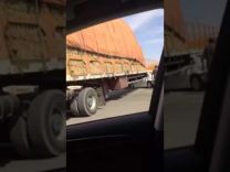 بالفيديو:سائق سيارة كان يتسابق مع سيارة أخرى على طريق سريع وبعد دقائق وجدها بهذا الشكل!
