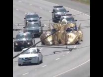 بالفيديو : سيارة مطلية بالذهب وسط موكب ضخم ولا يعرف من صاحبه