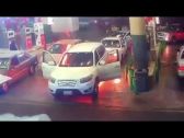 بالفيديو: لحظة إنقاذ شاب أمه من حريق شب بسيارته أثناء تعبئة البنزين