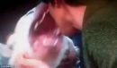 مباشرة على الهواء!#بالفيديو: مذيعة تتعرض لعضة كلب  في وجهها