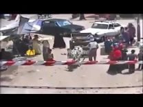 مقطع مروع لحنتور يتجاوز الإشارة الحمراء والقطار يسحق الحمار