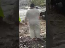 تسجيل أول حالة “هياط” في موسم الأمطار.. نجاة 5 أشخاص بعد ان جرف السيل سيارتهم
